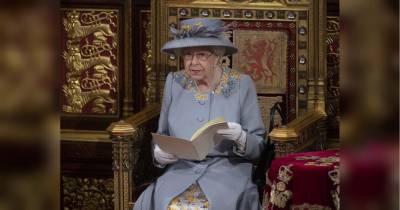 Букінгемський палац зажадав прибрати зображення королеви Єлизавети в капелюсі з рекламою Дональда Трампа