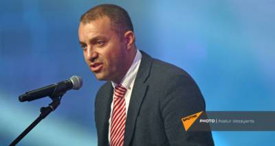 И.о. министра экономики Ваан Керобян Армении привился от COVID-19