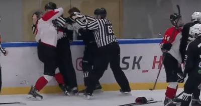 В России хоккеисты устроили массовое побоище во время матча: судья получил по лицу (видео)