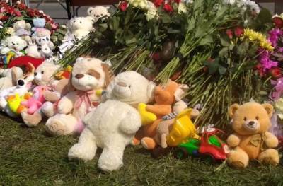 Жители Казани третий день несут цветы к школе, где произошла стрельба