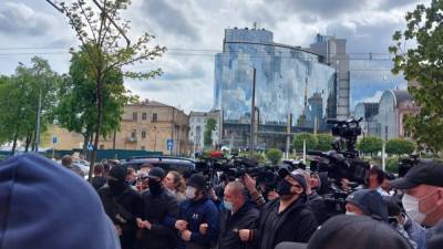 Медведчук прибыл в суд: здание усиленно охраняют – фото