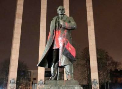 Во Львове облили краской памятник Бандере, суд вынес приговор: "четыре года заключения и..."