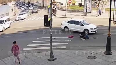 Пенсионерку сбила иномарка на пешеходном переходе в центре Петербурга
