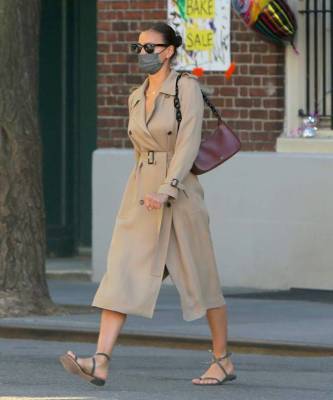 Тренч на голое тело, базовая сумка и самые удобные сандалии: Ирина Шейк в Нью-Йорке