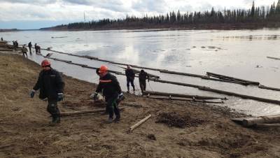 В Ненецком округе возбудили дело об утечке нефти в реку Колву