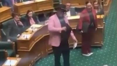 В Новой Зеландии депутата выдворили из парламента за ритуальный танец