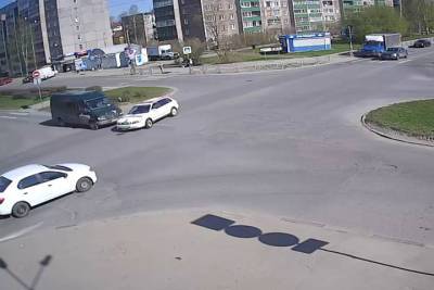 Микроавтобус в Петрозаводске вылетел на красный и снёс легковушку