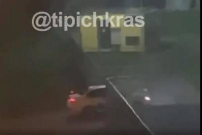 В Краснодаре машина такси протаранила ворота одной из школ
