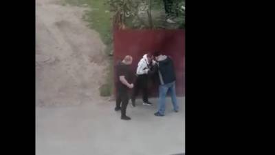 На глазах у полицейского: в Ельце избили человека у здания администрации