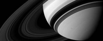 Колебания колец Сатурна намекают на его пустоту