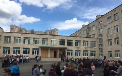 В Киеве на Минском массиве возник пожар в школе