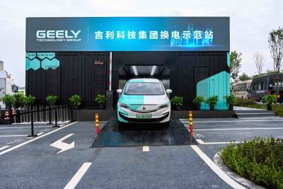Geely открыл в Китае станции автоматической замены батарей электромобилей, который справляются с процессом всего за 1 минуту [видео]
