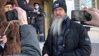 Священника арестовали на 25 суток за акцию в поддержку Навального