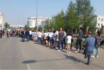 В Казани выстроилась очередь к стихийному мемориалу у гимназии № 175