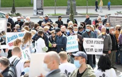 Под Киевсоветом транспортники устроили митинг: требуют повышения проезда