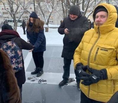 Прокуратура возобновила проверку по жалобе об осквернении мемориала на акции за Навального