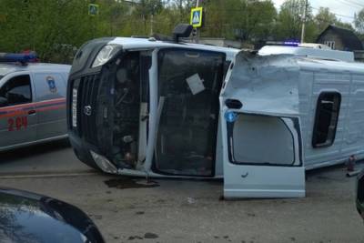 Водитель опрокинувшейся маршрутки в Смоленске ехал на «зеленый», трое пассажиров госпитализированы