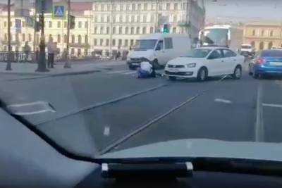 В центре Петербурга сбили женщину, переходившую дорогу по «зебре»