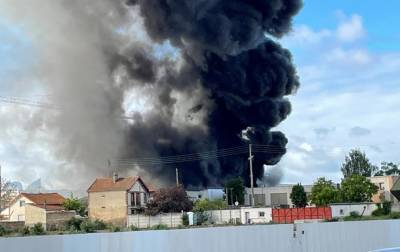 Под Парижем горит химический завод