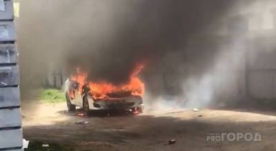 В Новочебоксарске средь бела дня ярким племенем сгорела Toyota Corolla