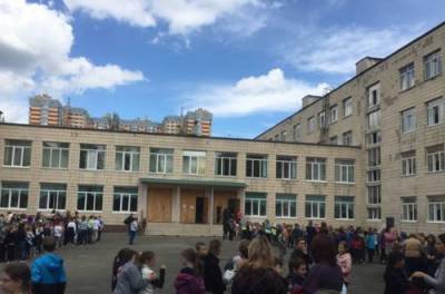 В Киеве загорелась одна из школ на Минском массиве