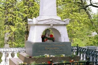 Начались ремонтно-реставрационные работы на могиле Пушкина в Пушгорах