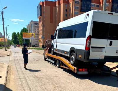 В Астрахани водитель маршрутки остался без транспорта из-за долга