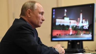 Путин почтил память жертв варварского преступления в Казани