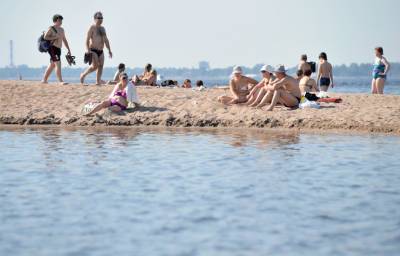 Петербуржцы наводнили городские пляжи из-за пекла