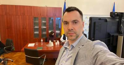 Арестович назвал себя "русскоязычным украинцем, который чувствует давление"