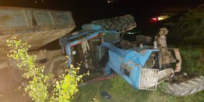На Буковине водитель перекинул трактор, в результате погибла шестилетняя девочка, фото - ТЕЛЕГРАФ