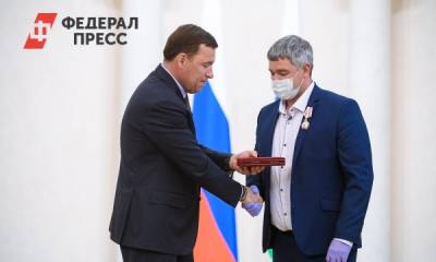 Куйвашев вручил награды врачам, экс-премьеру и отцу оппозиционера
