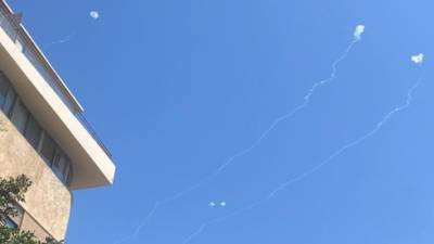 100 ракет за несколько минут: ХАМАС обстрелял центр и юг Израиля, есть пострадавшие