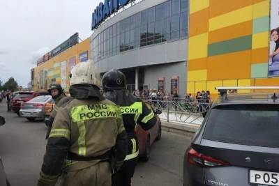 Около 400 псковичей эвакуировали из торгового центра 13 мая