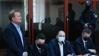 Радикалы попытались ворваться в здание рассматривающего дело Медведчука суда