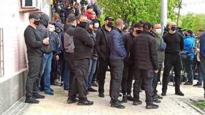Полиция разделила титушек и активистов, пикетирующих суд по мере пресечения Медведчуку
