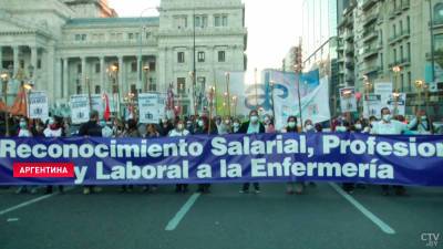 В Буэнос-Айресе на улицы вышли сотни медиков. Они требуют повышения зарплат и улучшения условий труда