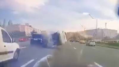 Появилось видео момента аварии с машиной депутата Рахима Азимова