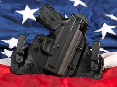 «Маленький мальчик нашел пистолет»: в США двухлетний ребенок ранил родителей одной пулей