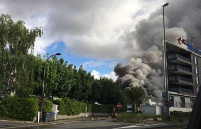 Крупный пожар произошел на химическом заводе под Парижем