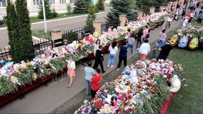 В Казани следователи продолжают работу в гимназии, где два дня назад преступник открыл стрельбу