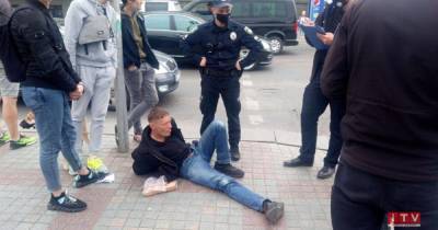 Вырвал из рук и бросился бежать: в центре Ровно мужчина среди белого дня ограбил священника (фото)