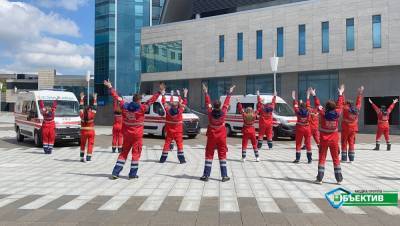 Медики скорой танцуют в центре Харькова: фото, видео