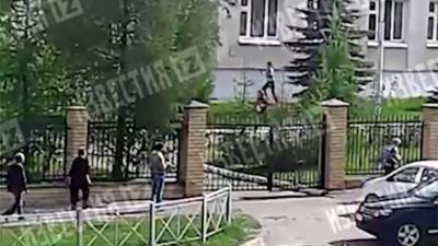 Камеры сняли спасающихся от стрельбы в Казани детей