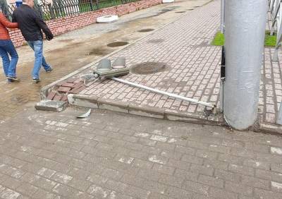 В центре Рязани рухнул пешеходный светофор