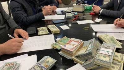 Киевская прокуратура сообщает, что раскрыла схемы завладения бюджетными деньгами: подозрения вручены 11 чиновникам