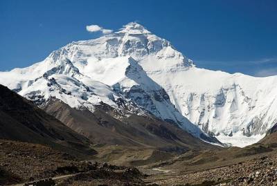 Впервые с начала сезона на Эвересте погибли двое альпинистов