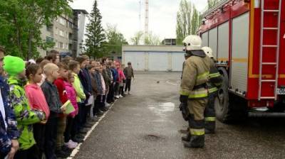 В Пензе спасатели показали школьникам, как борются с огнем - penzainform.ru - Пенза