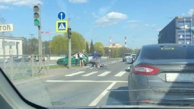 В Петербурге на Непокоренных мотоцикл сбил пешехода