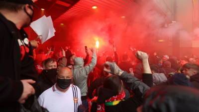 Фанаты «МЮ» протестуют против руководства клуба возле стадиона